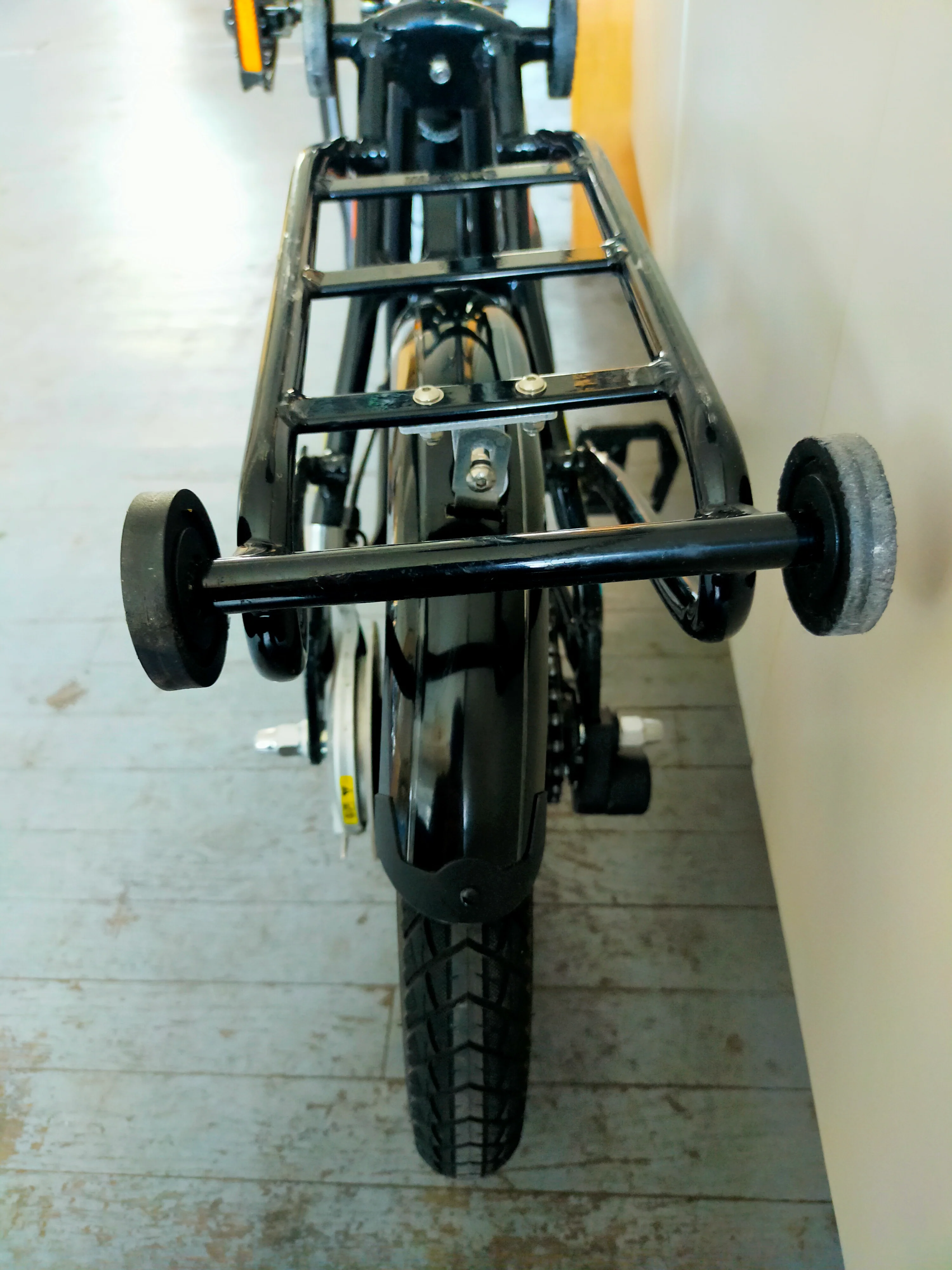 Neomouv eFolding 16 Electric Folding Bike 2024 Ex-Demo - Black - Image 4